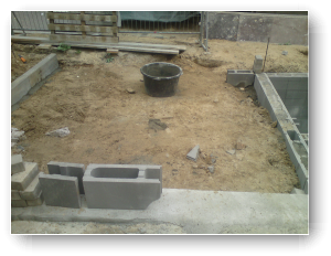 Mauern mit Schalungssteine f�r die Treppe