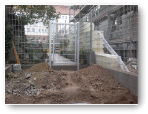 So hier soll nun eine Pflasterfl�che und eine Treppe hin