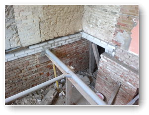 alles entkernt nun Vorbereitungen f�r Ziegeleinhangdecke