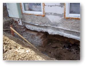 aufgraben und lose und defekte Mauer reparieren