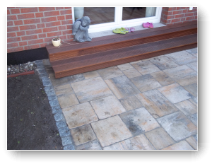 Pflaster mit Natursteineinfassung