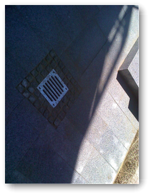 Pflastern von Gehwegplatten und Abflu�