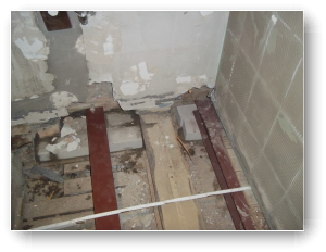 Stahltr�ger werden auf neu gemauerten Auflager