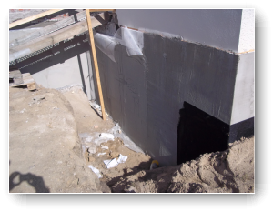 Kellerd�mmung verputzt und schwarz Anstrich